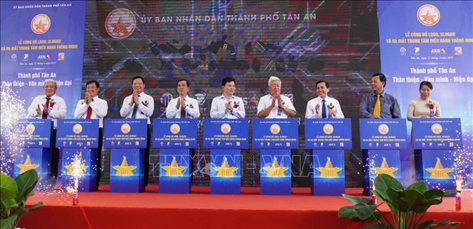 Các đại biểu thực hiện nghi thức ra mắt Trung tâm điều hành thông minh. Ảnh: Bùi Giang - TTXVN