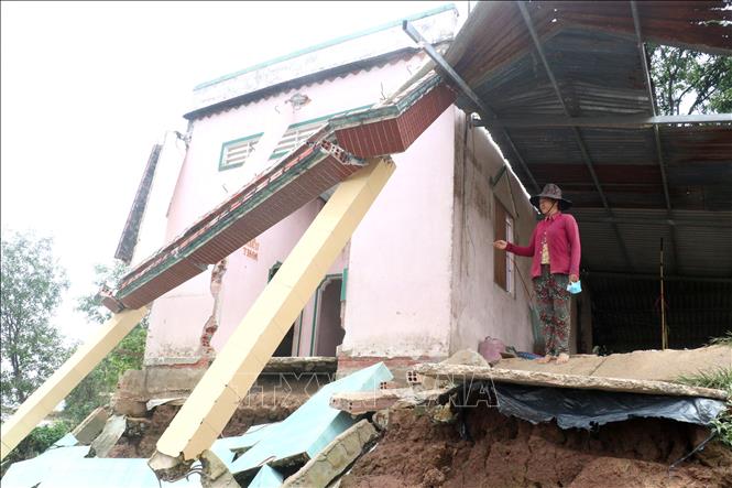 Căn nhà của gia đình ông Nguyễn Chí Lập, xã Quới Thiện, huyện Vũng Liêm, tỉnh Vĩnh Long đã bị sạt lở một phần. Lê Thúy Hằng - TTXVN 