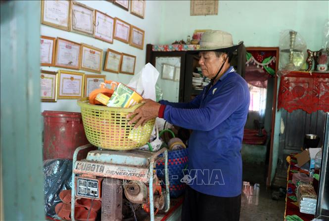 Ông Phan Thanh Minh, Trưởng  ấp Phước Lý Nhì, xã Quới Thiện, huyện Vũng Liêm, tỉnh Vĩnh Long di dời đồ đạc sau khi căn nhà bị ngập nước. Lê Thúy Hằng - TTXVN