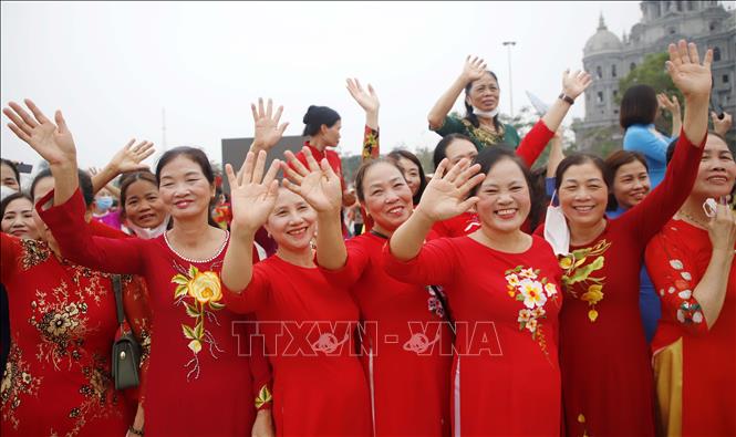 Phụ nữ Đất Tổ hào hứng khi được góp phần xác lập kỷ lục. Ảnh: Trung Kiên - TTXVN