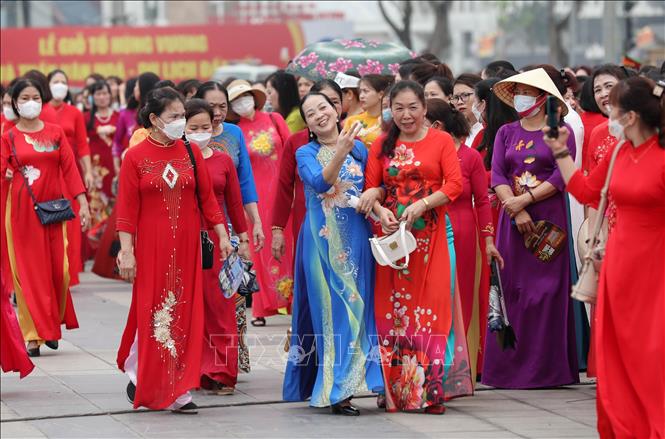 Hàng nghìn phụ nữ Đất Tổ hào hứng khi được góp phần xác lập kỷ lục. Ảnh: Trung Kiên - TTXVN
