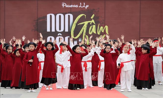 Mở đầu sự kiện là tiết mục Hát Xoan do các em thiếu nhi biểu diễn với trang phục truyền thống ấn tượng phù hợp với không gian của sự kiện. Ảnh: Trung Kiên - TTXVN