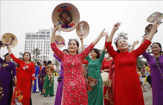 Áo dài và nón lá, một trong những nét văn hóa đặc trưng của phụ nữ Việt Nam. Ảnh: Trung Kiên - TTXVN