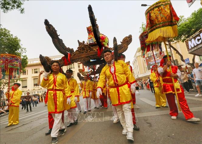 Đoàn rước đi qua phố Hàng Khay. Ảnh: Tuấn Đức - TTXVN