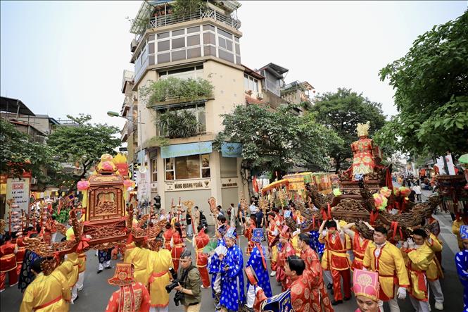 Đoàn rước đi qua phố Hàng Đào. Ảnh: Nhật Anh - TTXVN