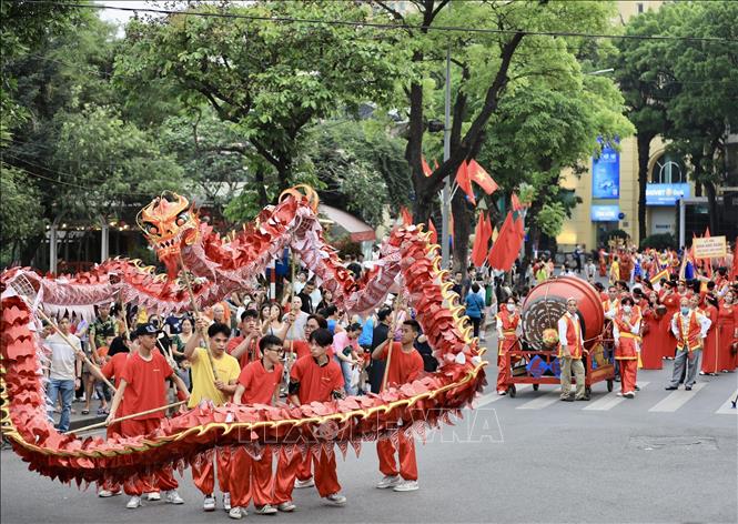 Đội múa rồng biểu diễn trên phố Lê Thái Tổ. Ảnh: Nhật Anh - TTXVN