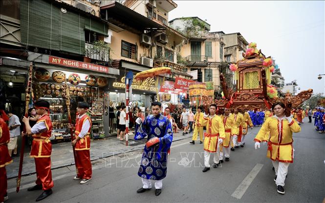 Đoàn rước đi qua phố Hàng Đào. Ảnh: Nhật Anh - TTXVN