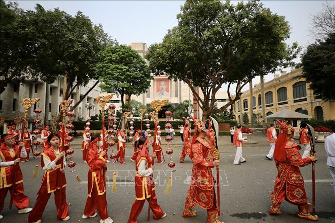 Đoàn rước đi qua phố Đinh Tiên Hoàng. Ảnh: Nhật Anh - TTXVN