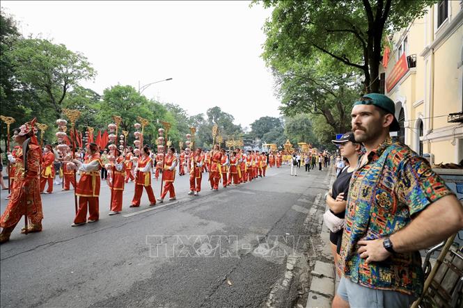 Đoàn rước thu hút đông đảo người dân, du khách. Ảnh: Nhật Anh - TTXVN