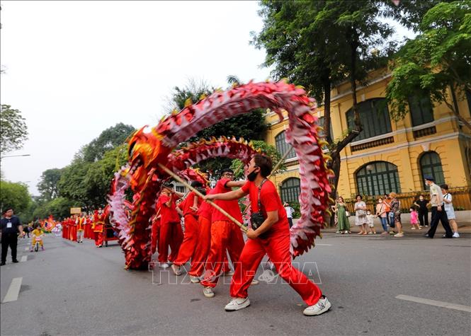 Đội múa rồng biểu diễn trên phố Đinh Tiên Hoàng. Ảnh: Tuấn Đức - TTXVN