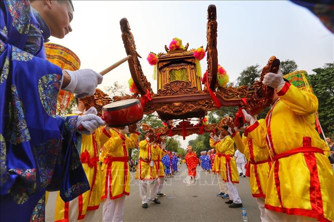 Đoàn rước đi qua phố Đinh Tiên Hoàng. Ảnh: Tuấn Đức - TTXVN