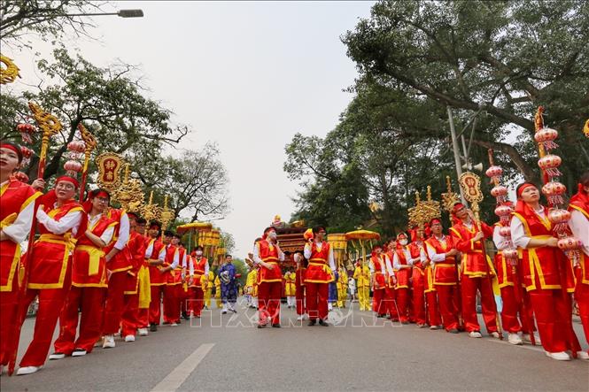 Đoàn rước đi qua phố Đinh Tiên Hoàng. Ảnh: Tuấn Đức - TTXVN