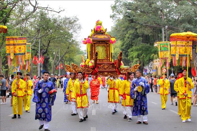 Đoàn rước đi qua phố Đinh Tiên Hoàng. Ảnh: Tuấn Đức - TTXVN