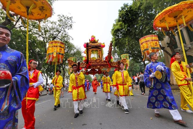 Đoàn rước đi qua phố Đinh Tiên Hoàng. Ảnh: Tuấn Đức - TTXVN