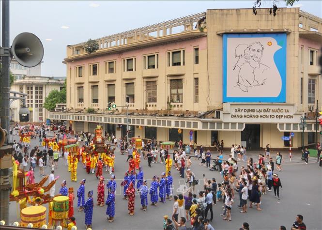 Đoàn rước đi qua phố Đinh Tiên Hoàng. Ảnh: Tuấn Đức - TTXVN