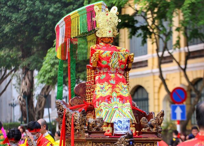 Đoàn rước đi qua phố Đinh Tiên Hoàng. Ảnh: Tuấn Đức - TTXVN