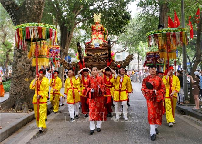 Đoàn rước đi qua phố Lê Thái Tổ. Ảnh: Tuấn Đức - TTXVN