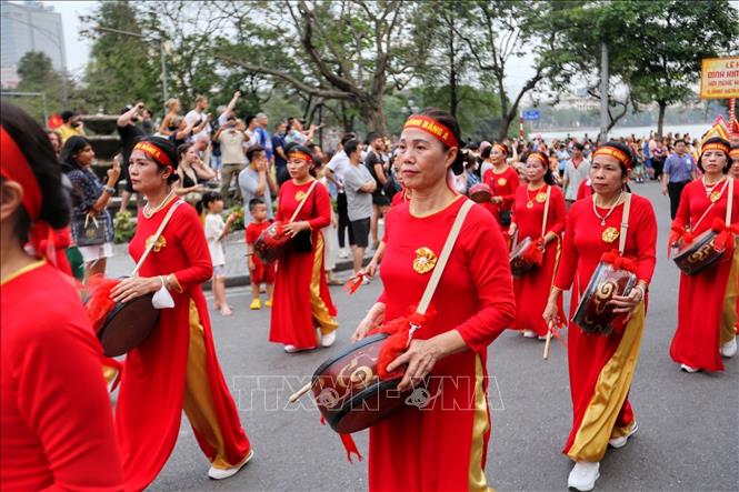 Đoàn rước đi qua quảng trường Đông Kinh Nghĩa Thục. Ảnh: Tuấn Đức - TTXVN