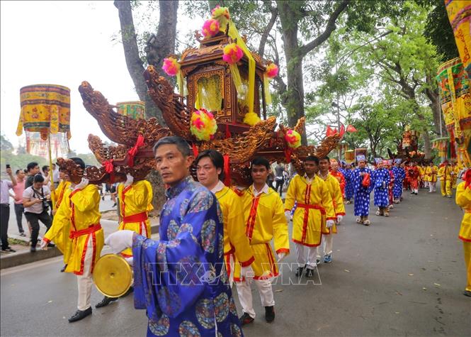 Đoàn rước đi qua phố Lê Thái Tổ. Ảnh: Tuấn Đức - TTXVN