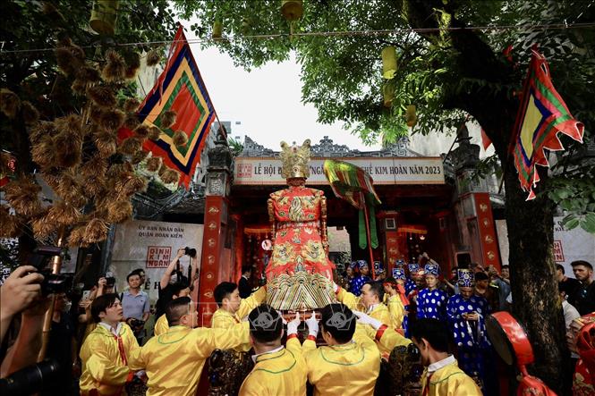 Đoàn rước theo nghi thức truyền thống xuất phát từ đình Kim Ngân (phố Hàng Bạc, quận Hoàn Kiếm) di chuyển quanh hồ Hoàn Kiếm và về làm lễ tại đình. Ảnh: Nhật Anh - TTXVN