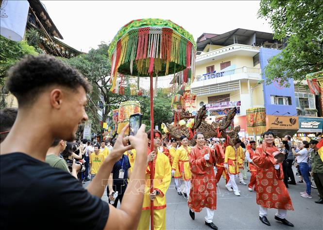 Đoàn rước thu hút đông đảo người dân, du khách. Ảnh: Nhật Anh - TTXVN