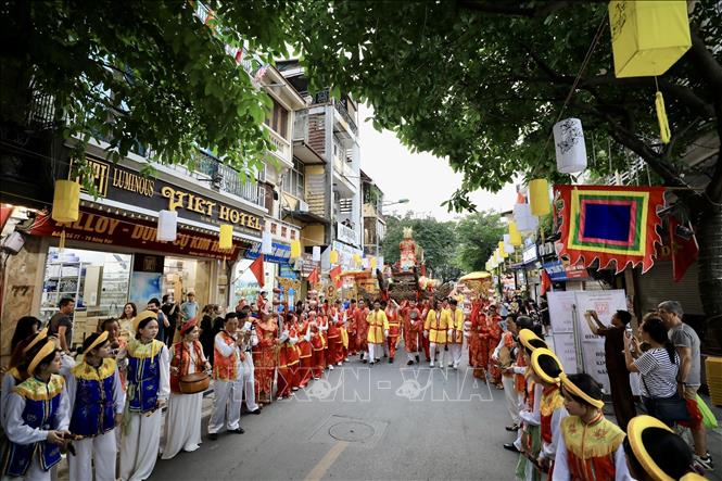 Đoàn rước đi qua phố Hàng Bạc để về đình Kim Ngân. Ảnh: Nhật Anh - TTXVN