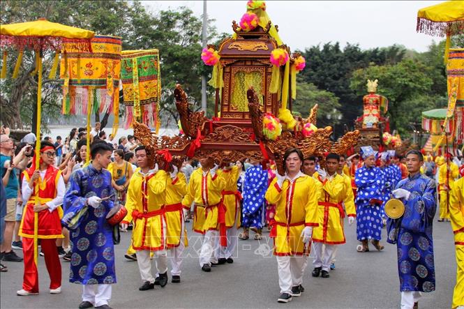 Đoàn rước đi qua quảng trường Đông Kinh Nghĩa Thục. Ảnh: Tuấn Đức - TTXVN