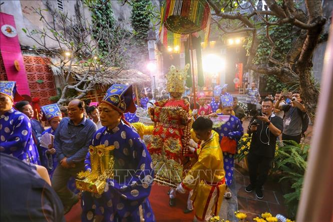 Đoàn rước vào đình Kim Ngân. Ảnh: Tuấn Đức - TTXVN