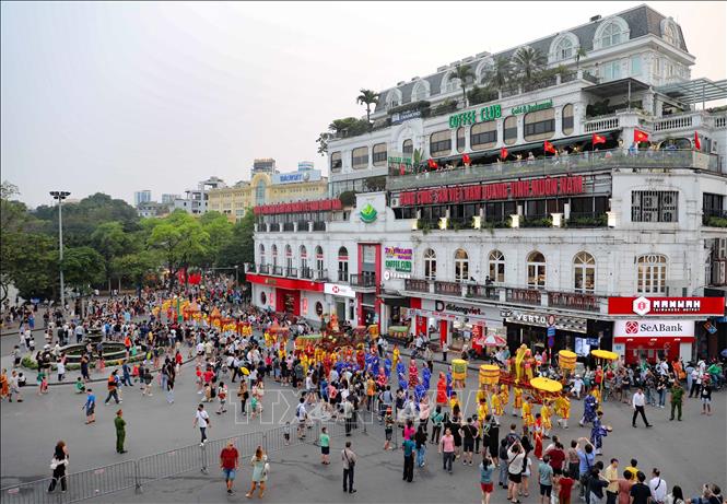 Đoàn rước theo nghi thức truyền thống xuất phát từ đình Kim Ngân (phố Hàng Bạc, quận Hoàn Kiếm) di chuyển quanh hồ Hoàn Kiếm và về làm lễ tại đình. Ảnh: Thanh Tùng - TTXVN 