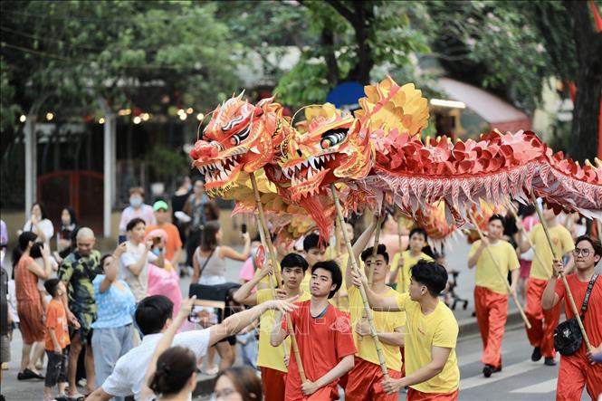 Đoàn rước thu hút đông đảo người dân, du khách. Ảnh: Nhật Anh - TTXVN