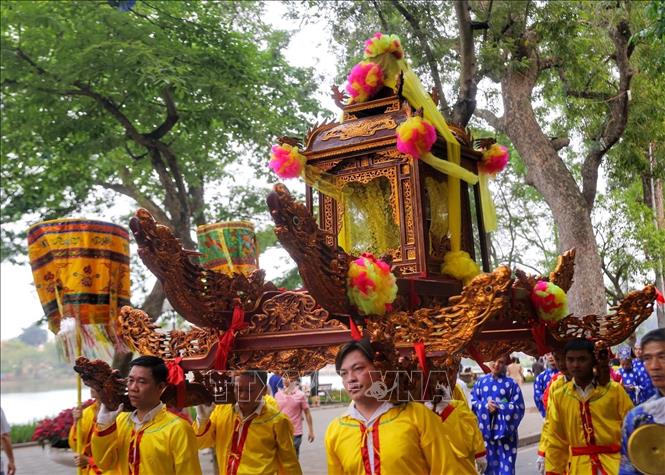 Đoàn rước đi qua phố Lê Thái Tổ. Ảnh: Tuấn Đức - TTXVN