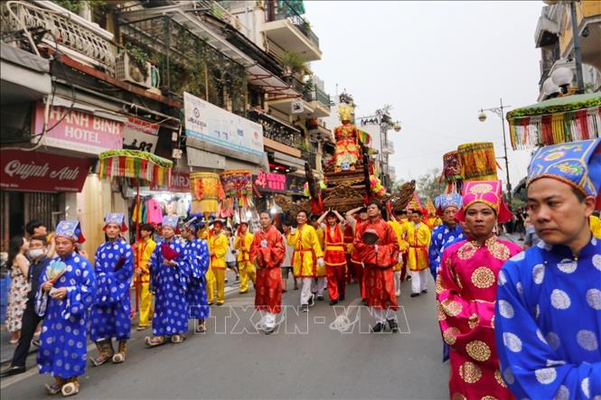 Đoàn rước đi qua phố Hàng Đào. Ảnh: Tuấn Đức - TTXVN