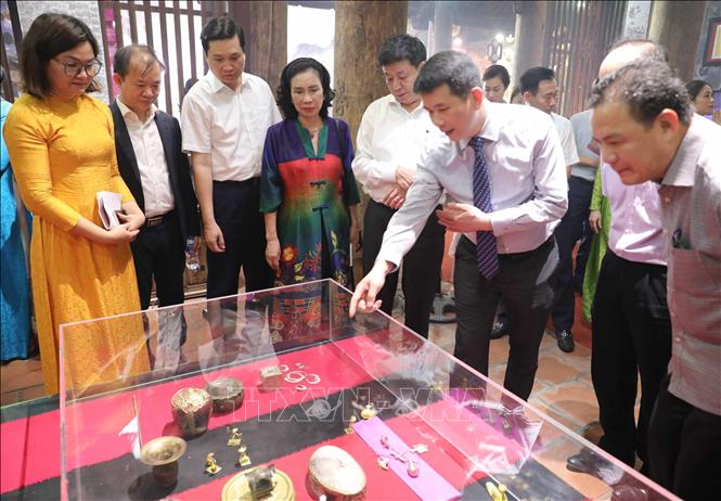 Đại biểu tham quan trưng bày các sản phẩm kim hoàn. Ảnh: Thanh Tùng - TTXVN