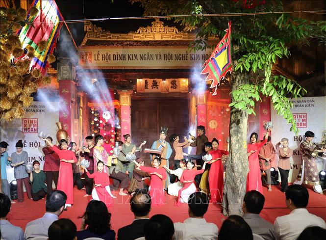Tiết mục biểu diễn hoạt cảnh phố nghề xưa. Ảnh: Thanh Tùng - TTXVN