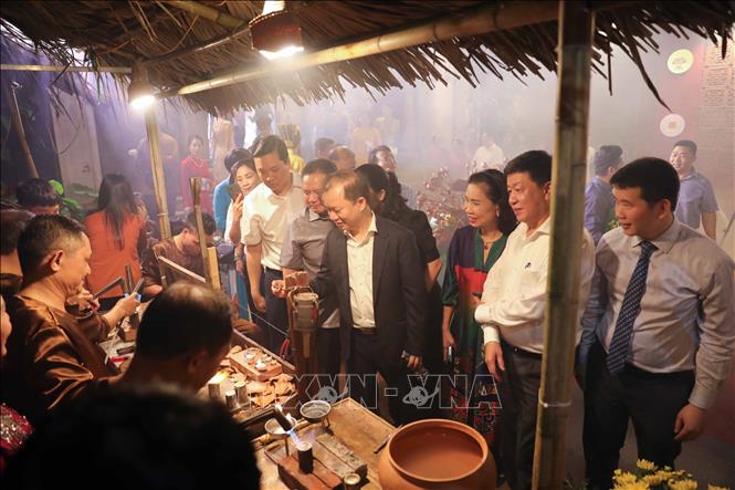 Đại biểu tham quan, tìm hiểu về chế tác sản phẩm kim hoàn. Ảnh: Thanh Tùng - TTXVN
