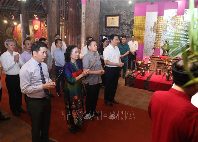 Đại biểu dâng hương tại đình Kim Ngân trước giờ khai mạc lễ hội. Ảnh: Thanh Tùng - TTXVN 