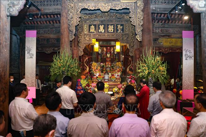 Đại biểu dâng hương tại đình Kim Ngân trước giờ khai mạc lễ hội. Ảnh: Thanh Tùng - TTXVN 