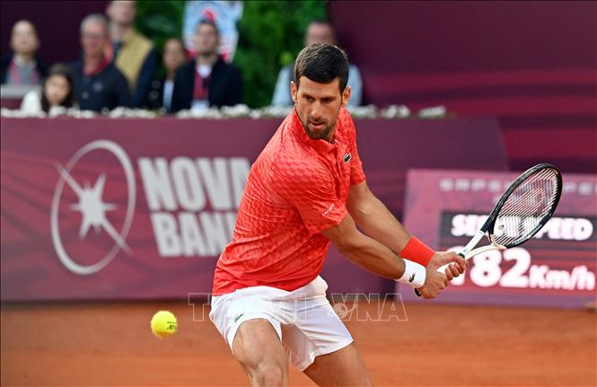 Novak Djokovic trong trận gặp tay vợt người Pháp Luca van Assche tại giải Srpska Tennis Open ATP 250 ở Banja Luka, ngày 19/4/2023. Ảnh: AFP/TTXVN