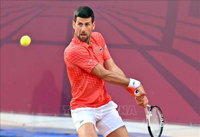 Novak Djokovic trong trận gặp tay vợt người Pháp Luca van Assche tại giải Srpska Tennis Open ATP 250 ở Banja Luka, ngày 19/4/2023. Ảnh: AFP/TTXVN