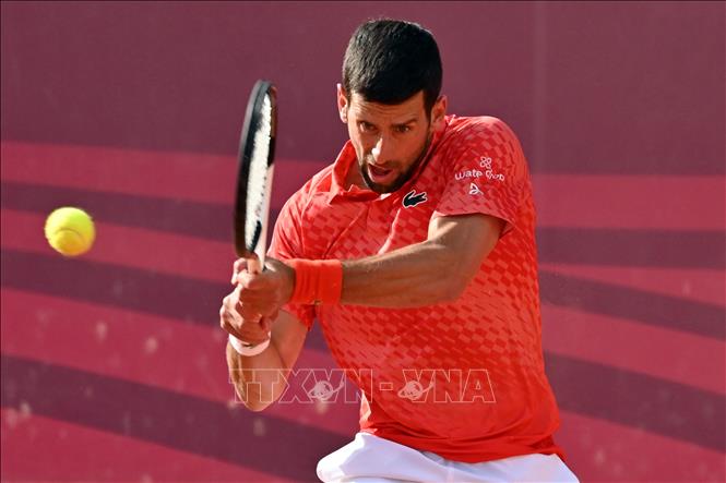Novak Djokovic trong trận gặp tay vợt người Pháp Luca van Assche tại giải Srpska Tennis Open ATP 250 ở Banja Luka, ngày 19/4/2023. Ảnh: AFP/TTXVN