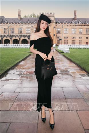 Diễn viên Diễm My 9X chọn thiết kế màu đen với phom bất đối xứng, thể hiện kỹ thuật drapping của Đỗ Mạnh Cường. Ảnh: Thanh Tú-Văn Linh-Lê Đạt-TTXVN tai Australia 
