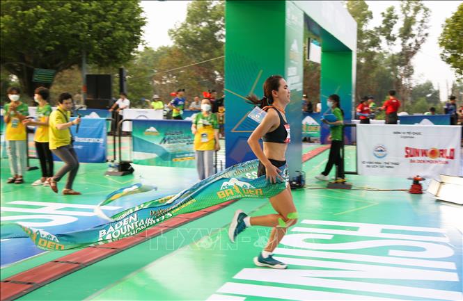 Các vận động viên tham gia giải chạy BaDen Mountain Marathon 2023 về đích đầu tiên. Ảnh: Thanh Tân - TTXVN