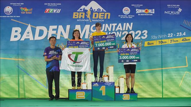 Các vận động viên tham gia giải chạy BaDen Mountain Marathon 2023 đạt giải ở cự ly 21 Km. Ảnh: Thanh Tân - TTXVN