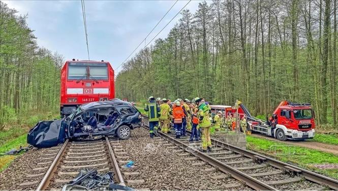 Hiện trường vụ tàu hỏa đâm ô tô tại Neustadt am Ruebenberge, Đức ngày 23/4/2023. Ảnh: HAZ/TTXVN