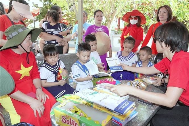 The delegation presents gifts to children on Truong Sa island. VNA Photo: Thu Phương