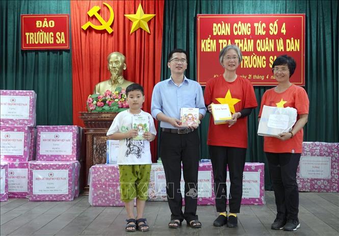 The delegation presents gifts to children on Truong Sa island. VNA Photo: Thu Phương