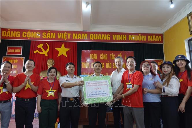 The delegation presents gifts to soldiers on Sinh Ton Dong island. VNA Photo: Thu Phương
