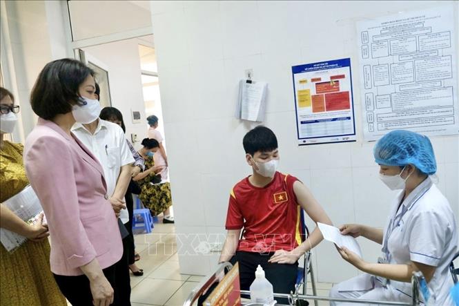 Hanoi officials check works on vaccination against COVID-19 in Nam Tu Liem district. Photo by courtesy/VNA