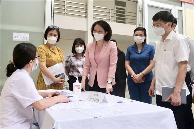 Hanoi officials check works on vaccination against COVID-19 in Nam Tu Liem district. Photo by courtesy/VNA