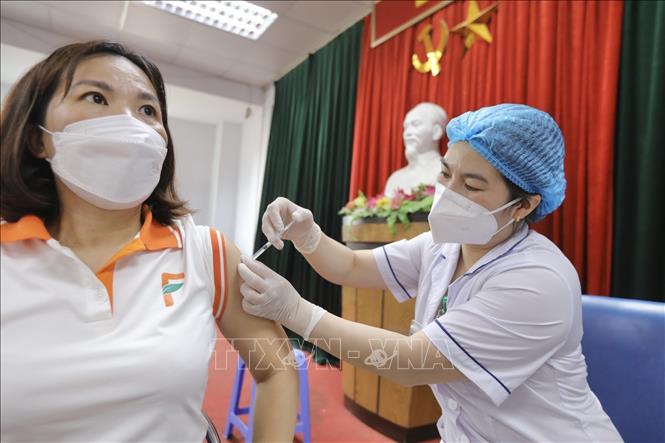 Nhân viên y tế quận Hai Bà Trưng tiêm vaccine phòng COVID-19 cho người dân tại điểm tiêm Nhà hộ sinh B (quận Hai Bà Trưng) ngày 24/4/2023. Ảnh: Minh Quyết - TTXVN